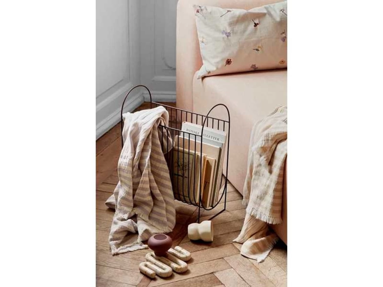 Broste Copenhagen Maggie Tijdschriftenhouder - Aubergine 4 Broste Copenhagen Maggie Tijdschriftenhouder - Aubergine - Afbeelding 2