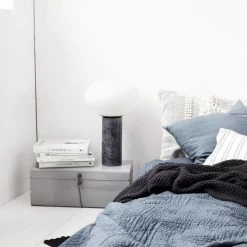 House Doctor Opal Tafellamp Grijs Keramiek Met Glazen Kap -Klassieke Verlichtingswinkel house doctor opal tafellamp grijs keramiek met gla 2