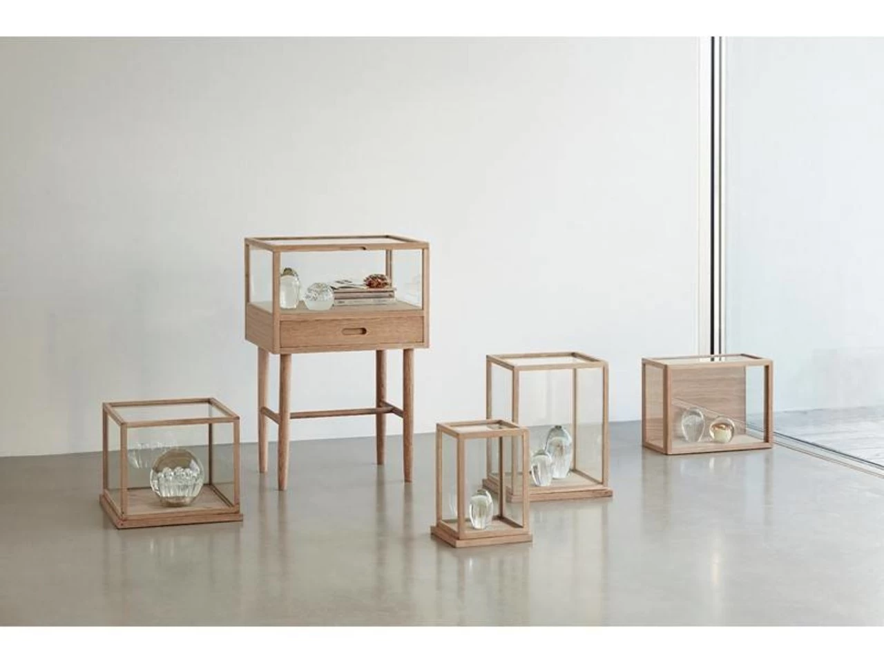 Hubsch Glazen Display Eikenhout - Set Van 2 4 Hubsch Glazen Display Eikenhout - Set Van 2 - Afbeelding 2
