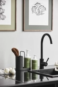 Nordal Kaki Keukenaccessoire - Zwart 7 Nordal Kaki Keukenaccessoire - Zwart -Klassieke Verlichtingswinkel nordal kaki keukenaccessoire zwart 1