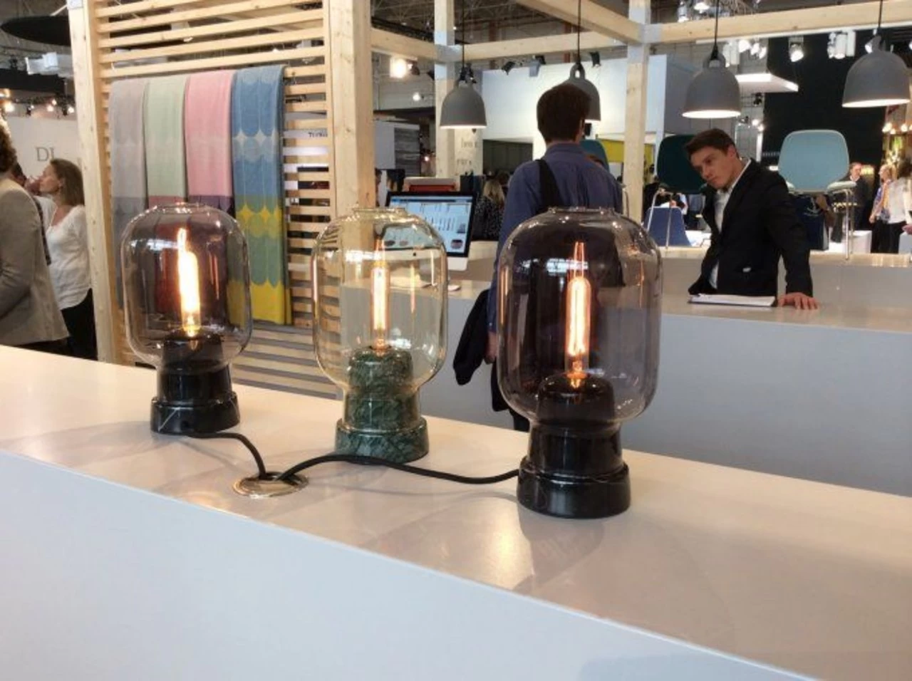 Normann Copenhagen AMP Tafellamp Smoke Zwart 4 Normann Copenhagen AMP Tafellamp Smoke Zwart - Afbeelding 2